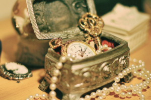 Mengenali Anting Vintage: Nilai dan Keunikan dalam Perhiasan Bekas